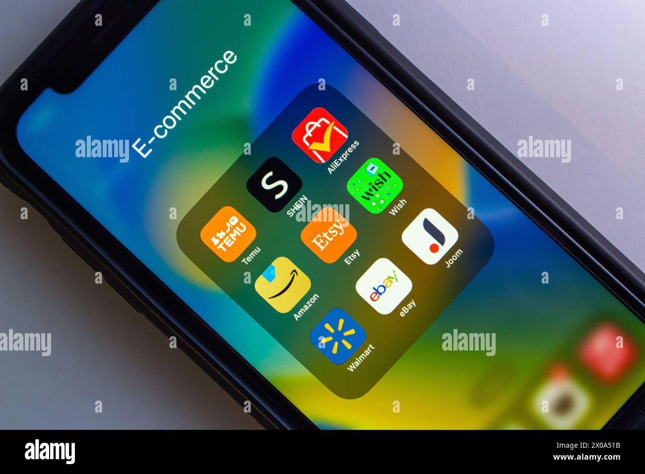 Ikonen von Temu, Shein, AliExpress, Amazon, Etsy, Wish.com, Walmart, eBay und Joom auf einem iPhone-Bildschirm. Beliebtes E-Commerce-Konzept. Stockfoto