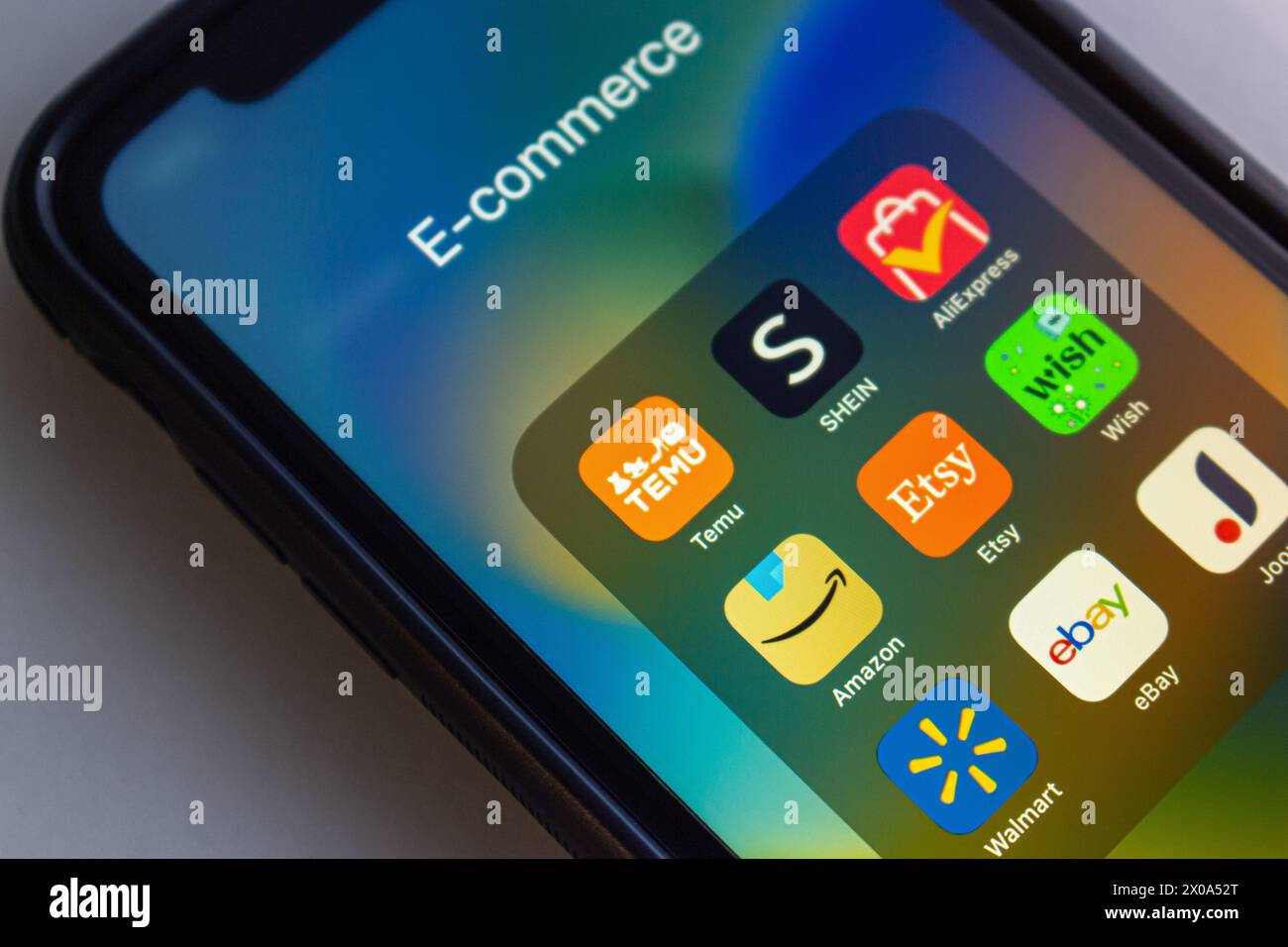 Ikonen von Temu, Shein, AliExpress, Amazon, Etsy, Wish.com, Walmart, eBay und Joom auf einem iPhone-Bildschirm. Beliebtes E-Commerce-Konzept. Stockfoto