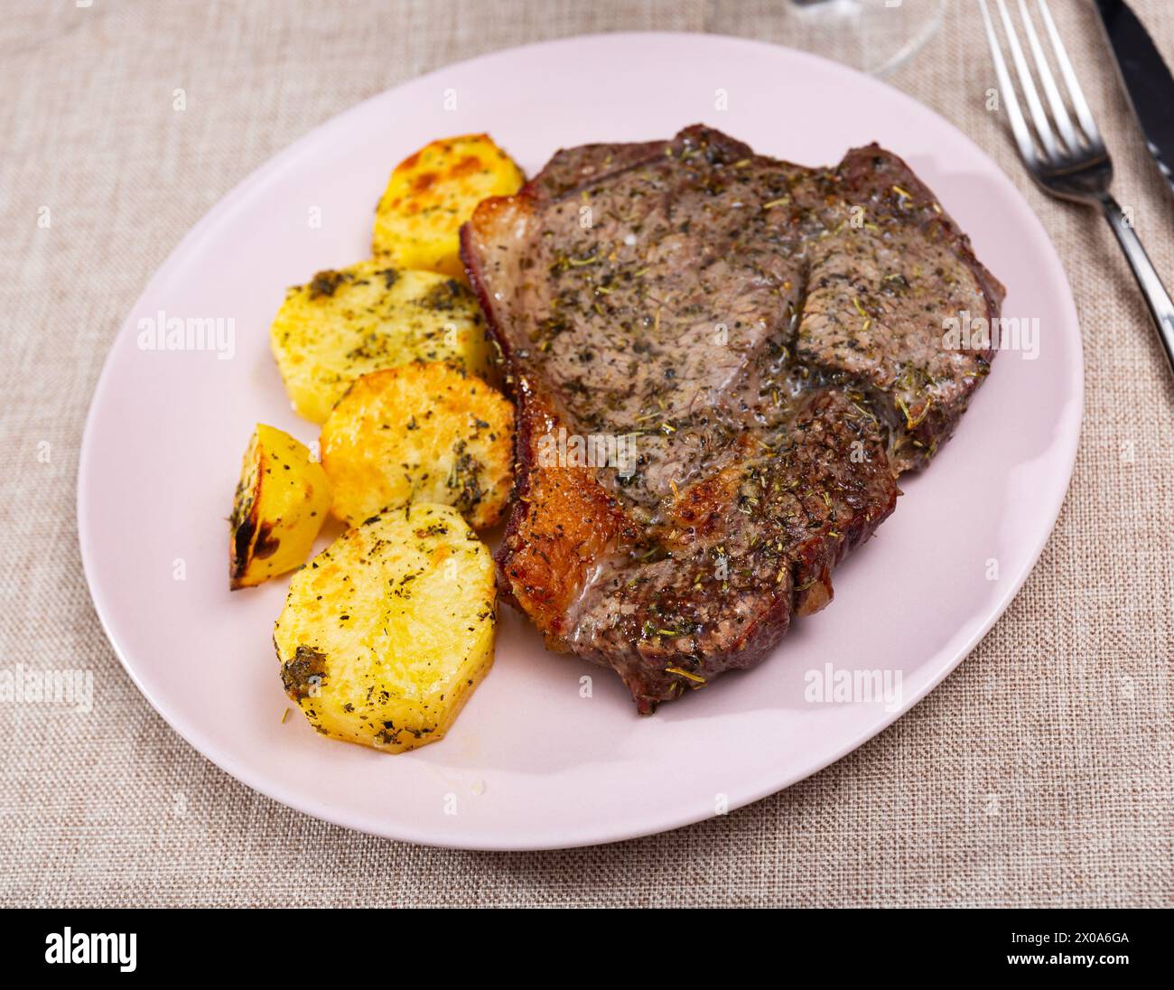 Auf dem runden weißen Teller liegt saftig gebratene Scheibe Kalbsfilet ...