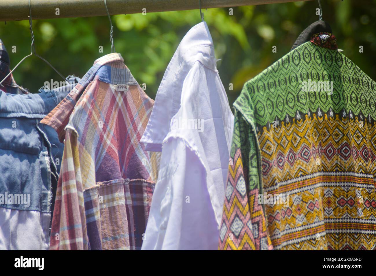 Die Dame an der Rezeption hält saubere Anzug aus der Nähe, nachdem sie trocken geputzt wurde Stockfoto