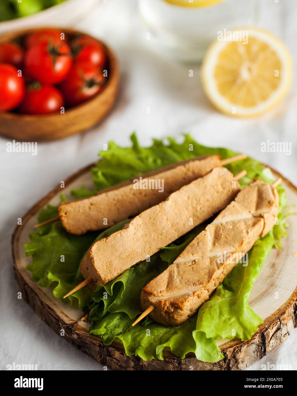 Geräucherter Käse. Geräucherter Adyghe-Käse auf Spießen Stockfoto