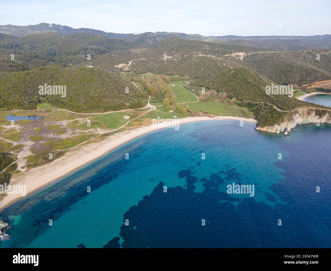 Fantastische Aussicht auf die Küste von Sithonia in der Nähe des Azapiko North Beach, Chalkidiki, Zentralmakedonien, Griechenland Stockfoto