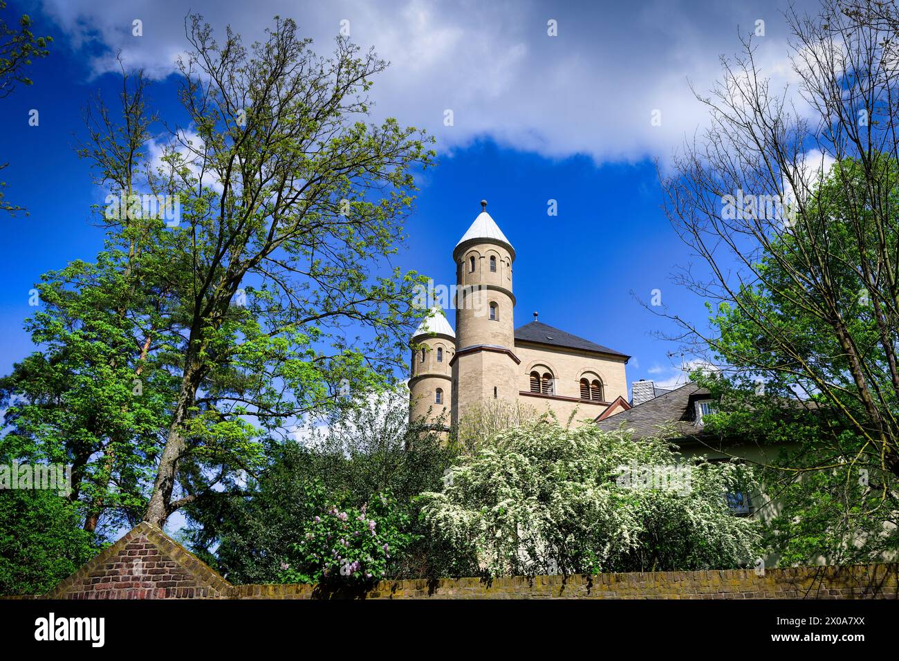 Die mittelalterliche Basilika St. Pantaleon in köln an einem sonnigen Frühlingstag Stockfoto