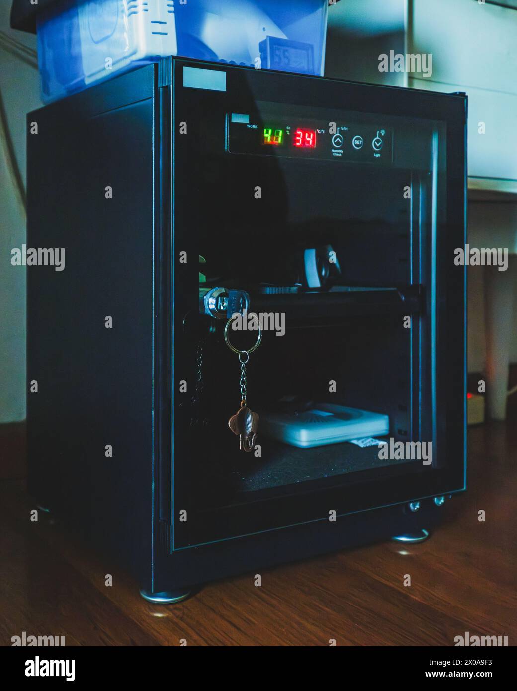 Ein Trockenschrank, in dem Gegenstände lange aufbewahrt werden können, um sie vor Staub und Feuchtigkeit zu schützen. Stockfoto