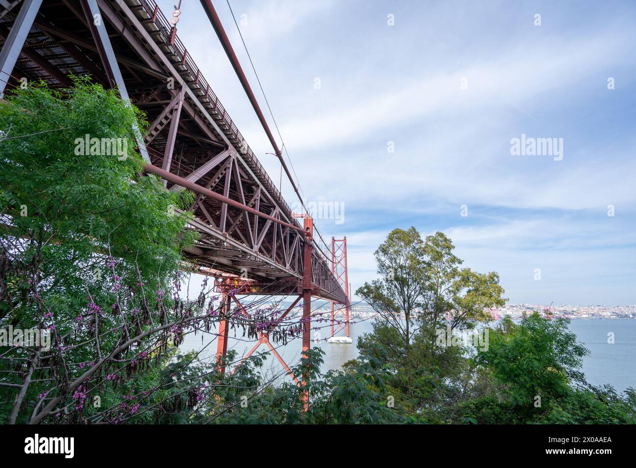 Brücke 25 de Abril oder Salazar Brücke von Almada nach Lissabon-Portugal. Stockfoto