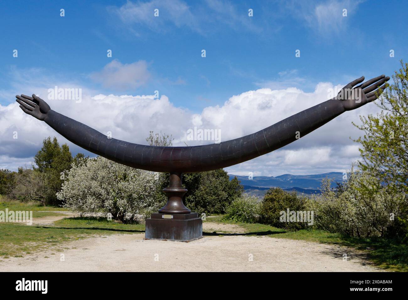 Skulptur „Willkommen“ von Alexander Burganov in Lacoste, Vaucluse, Provence-Alpes-Côte d'Azur, Provence, Frankreich Stockfoto