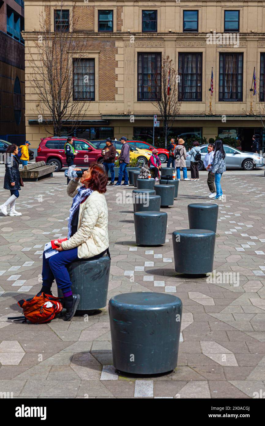 Menschen, die den Innenstadtbereich der Kunstgalerie plaza in Vancouver, Kanada, genießen Stockfoto