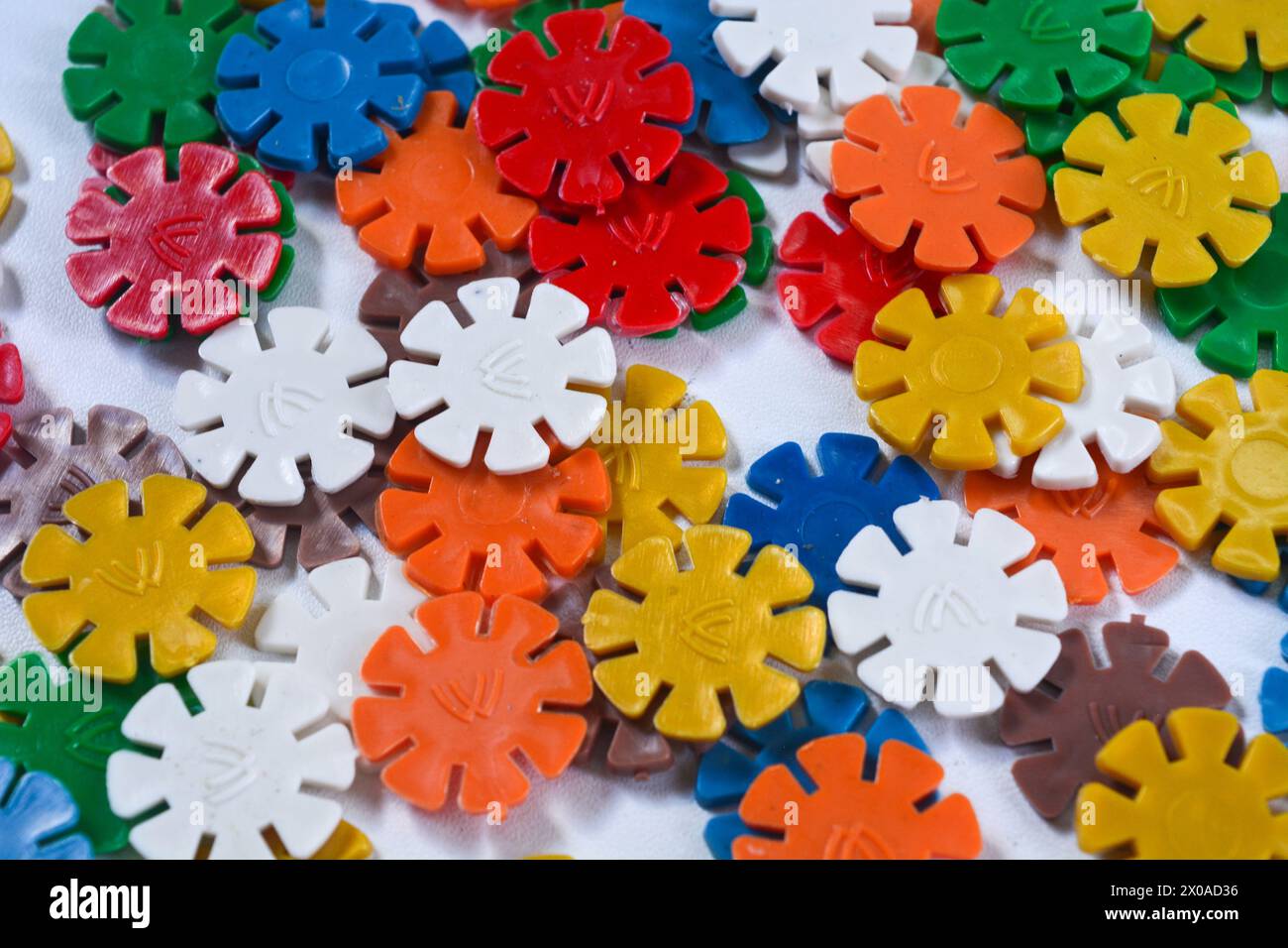 Hölzernes Puzzle-Spielzeug für Kinder mit bunten Blöcken in verschiedenen Formen in niedlichen Sternenformen. Farbiges Lernspielzeug für Kinder Stockfoto