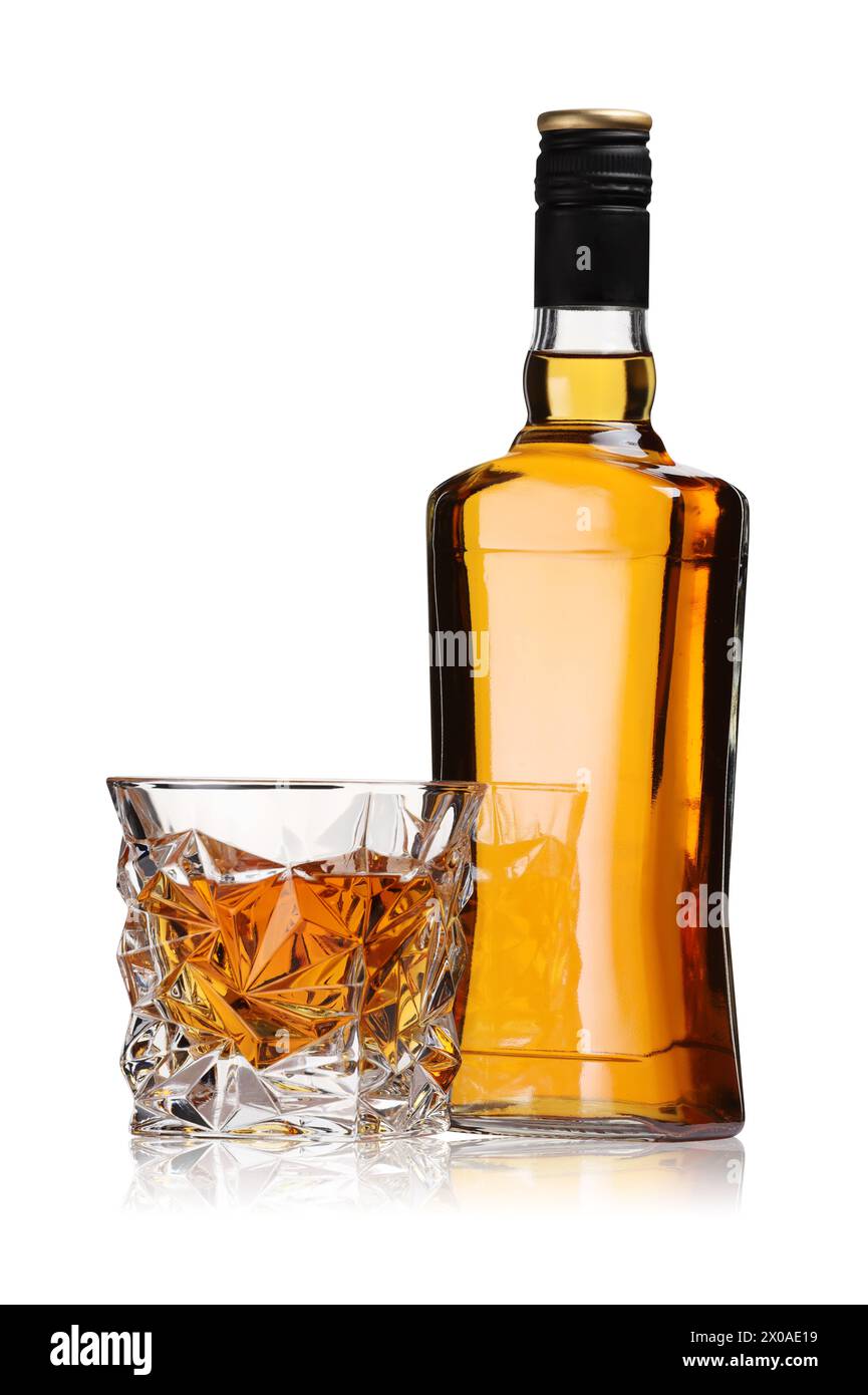 Glas und Flasche Whiskey isoliert auf weiß Stockfoto