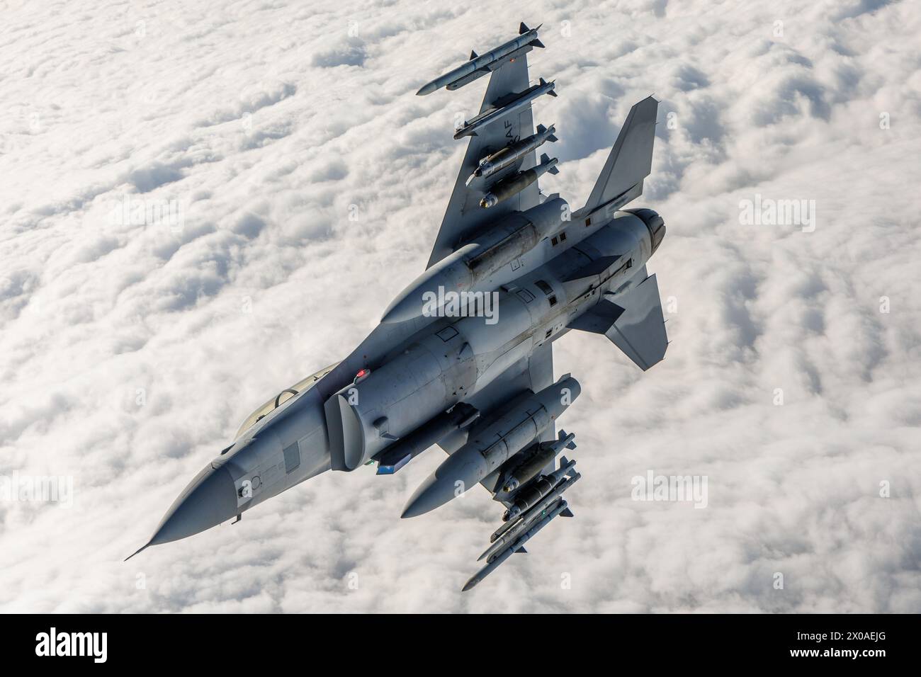 Die Besatzungen der Air Force über Südkalifornien mit dem 370th FLTS von der Edwards Air Force Base versorgen die Royal Bahraini Air Force mit Luftbetankung von einer KC-135 zu einem Lockheed Martin F-16 Block 70. Der F-16 Block 70 befindet sich derzeit im Entwicklungstest mit der 416. FLTS, Airpower Foundations Combined Test Force in Edwards. Eine Aufgabe des 416. FLTS ist es, Flugtestdienste für ausländische Militär-Vertriebskunden der F-16 anzubieten. Stockfoto