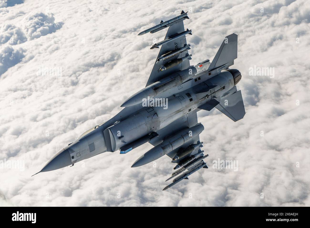 Die Besatzungen der Air Force über Südkalifornien mit dem 370th FLTS von der Edwards Air Force Base versorgen die Royal Bahraini Air Force mit Luftbetankung von einer KC-135 zu einem Lockheed Martin F-16 Block 70. Der F-16 Block 70 befindet sich derzeit im Entwicklungstest mit der 416. FLTS, Airpower Foundations Combined Test Force in Edwards. Eine Aufgabe des 416. FLTS ist es, Flugtestdienste für ausländische Militär-Vertriebskunden der F-16 anzubieten. Stockfoto