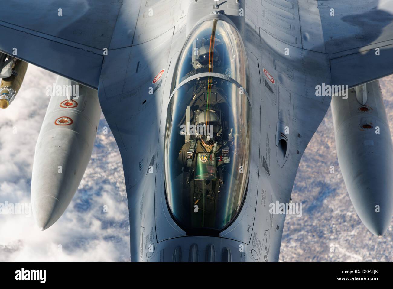 Die Besatzungen der Air Force über Südkalifornien mit dem 370th FLTS von der Edwards Air Force Base versorgen die Royal Bahraini Air Force mit Luftbetankung von einer KC-135 zu einem Lockheed Martin F-16 Block 70. Der F-16 Block 70 befindet sich derzeit im Entwicklungstest mit der 416. FLTS, Airpower Foundations Combined Test Force in Edwards. Eine Aufgabe des 416. FLTS ist es, Flugtestdienste für ausländische Militär-Vertriebskunden der F-16 anzubieten. Stockfoto