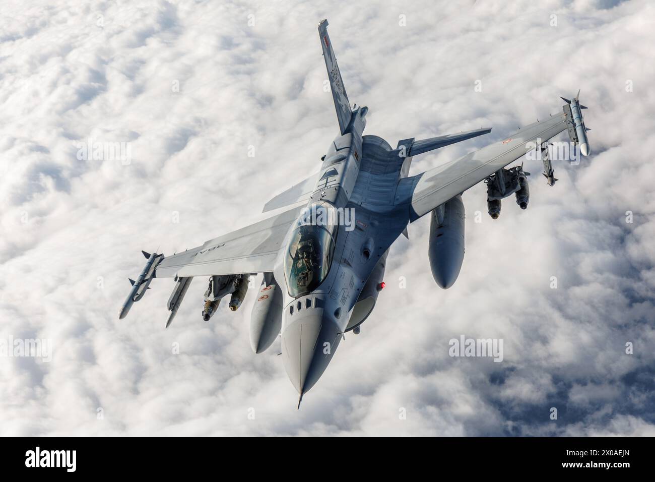 Die Besatzungen der Air Force über Südkalifornien mit dem 370th FLTS von der Edwards Air Force Base versorgen die Royal Bahraini Air Force mit Luftbetankung von einer KC-135 zu einem Lockheed Martin F-16 Block 70. Der F-16 Block 70 befindet sich derzeit im Entwicklungstest mit der 416. FLTS, Airpower Foundations Combined Test Force in Edwards. Eine Aufgabe des 416. FLTS ist es, Flugtestdienste für ausländische Militär-Vertriebskunden der F-16 anzubieten. Stockfoto