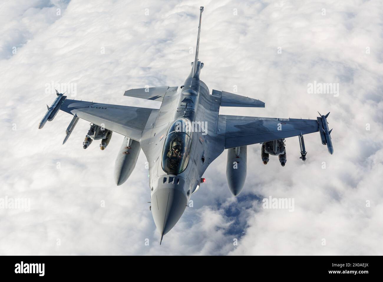 Die Besatzungen der Air Force über Südkalifornien mit dem 370th FLTS von der Edwards Air Force Base versorgen die Royal Bahraini Air Force mit Luftbetankung von einer KC-135 zu einem Lockheed Martin F-16 Block 70. Der F-16 Block 70 befindet sich derzeit im Entwicklungstest mit der 416. FLTS, Airpower Foundations Combined Test Force in Edwards. Eine Aufgabe des 416. FLTS ist es, Flugtestdienste für ausländische Militär-Vertriebskunden der F-16 anzubieten. Stockfoto