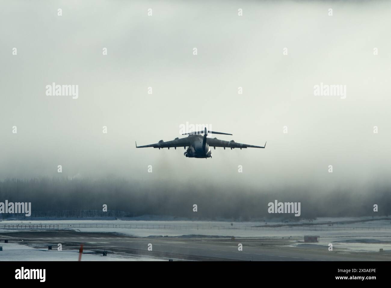 Eine C-17 Globemaster III der US Air Force, die dem 15. Luftbrücke, Joint Base Pearl Harbor-Hickam, Hawaii, zugewiesen ist, startet am 7. April 2024 von der Joint Base Elmendorf-Richardson, Alaska, für Agile Reaper 24-1. Agile Reaper ist eine Agile Combat Employment Übung, die in der indopazifischen Region stattfindet. Etwa 800 Flugzeuge werden voraussichtlich an fünf verschiedenen Standorten fliegen, warten und unterstützen. (Foto der U.S. Air Force von Senior Airman Patrick Sullivan) Stockfoto