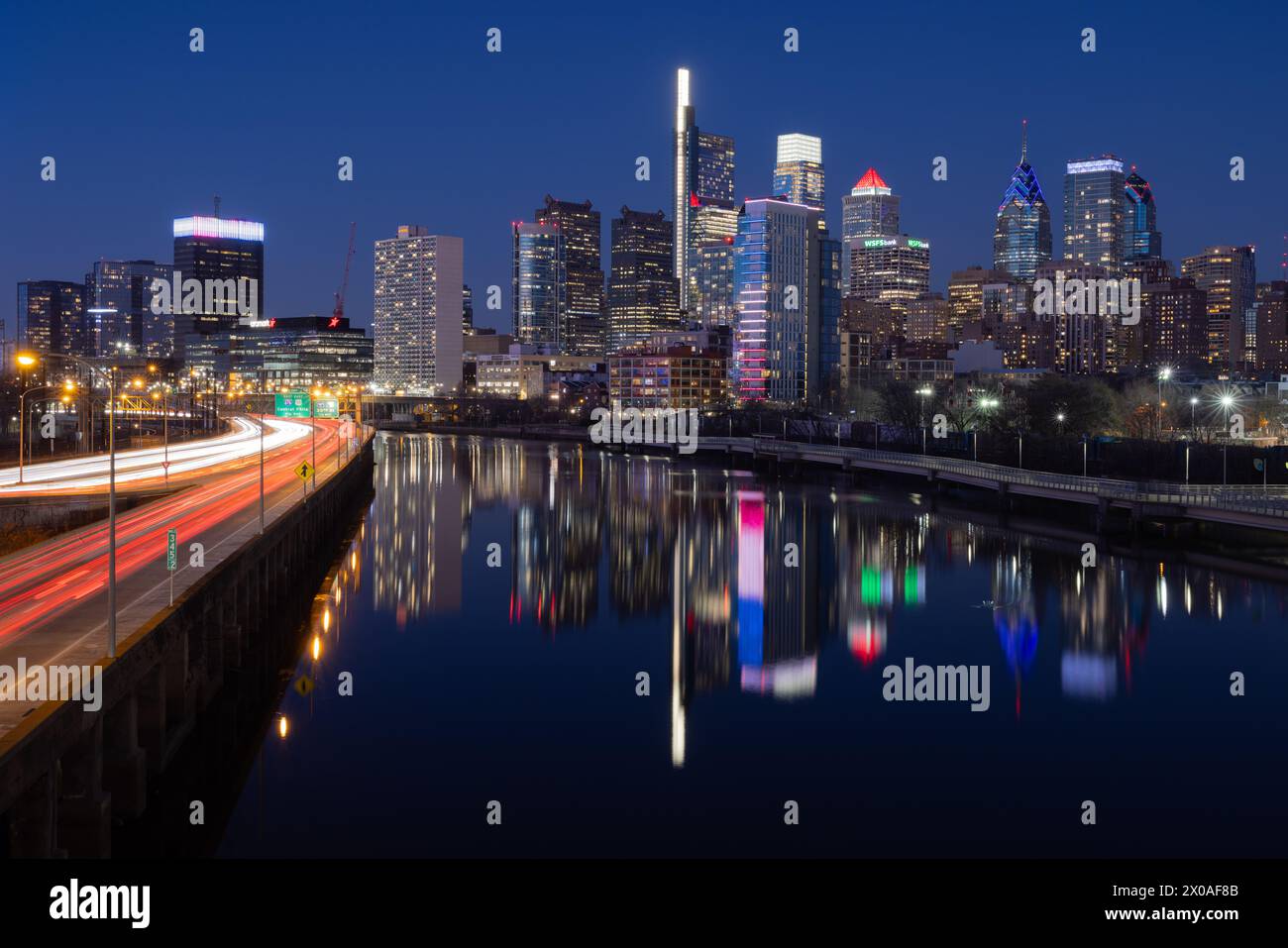 Downtown Philadelphia spiegelt sich in der Nacht im Schuykill River, Philadelphia, Pennsylvania Stockfoto