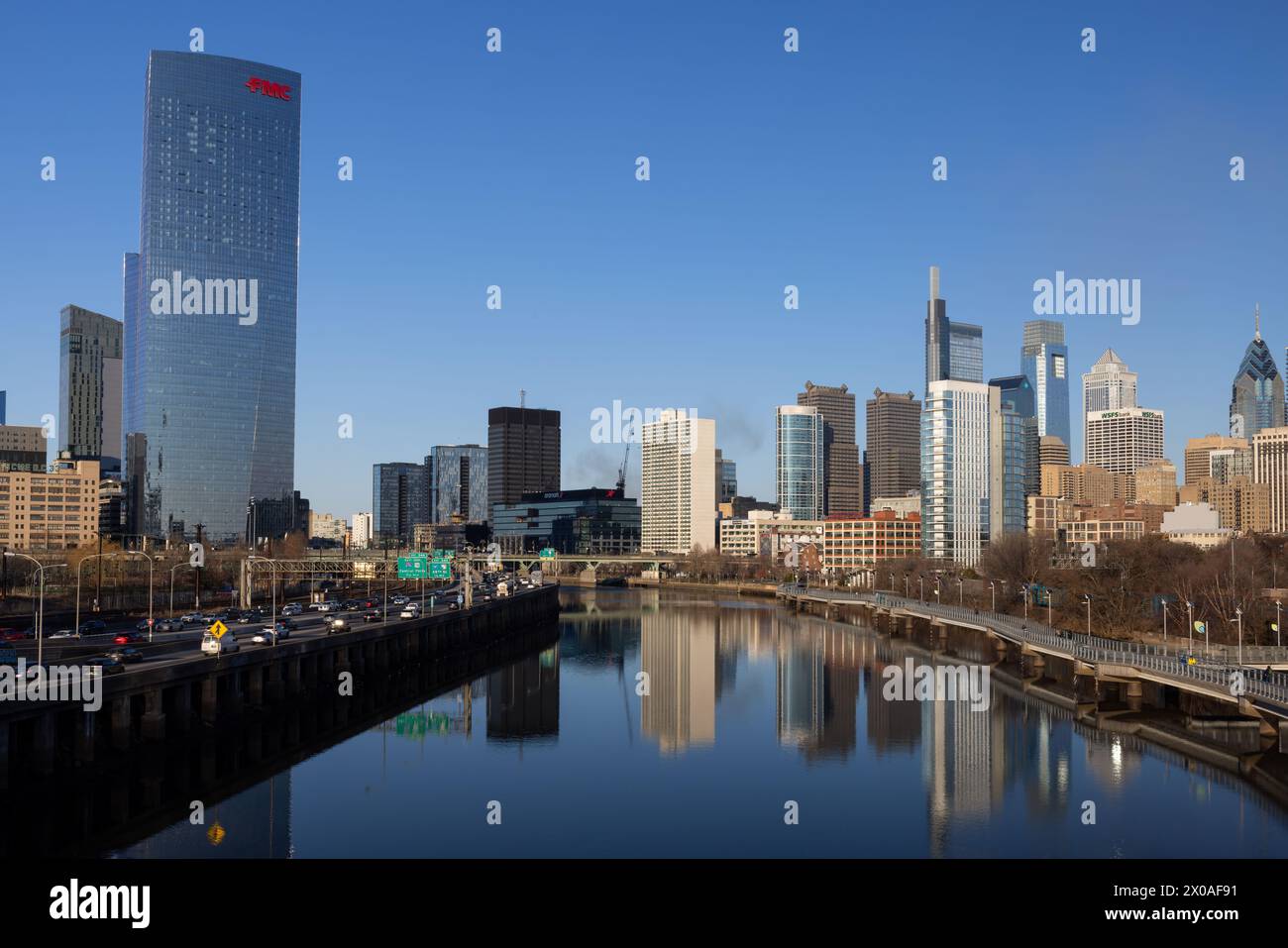 Downtown Philadelphia spiegelt sich am Nachmittag im Schuykill River, Philadelphia, Pennsylvania Stockfoto