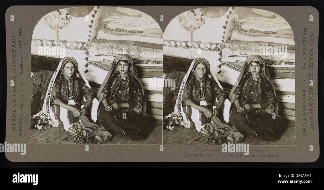 Stereogramm von zwei Frauen, die in einem möglichen Textilmarkt saßen, Ramallah, Palästina, um 1904. (Stereograph von Standard Scenic Company) Stockfoto