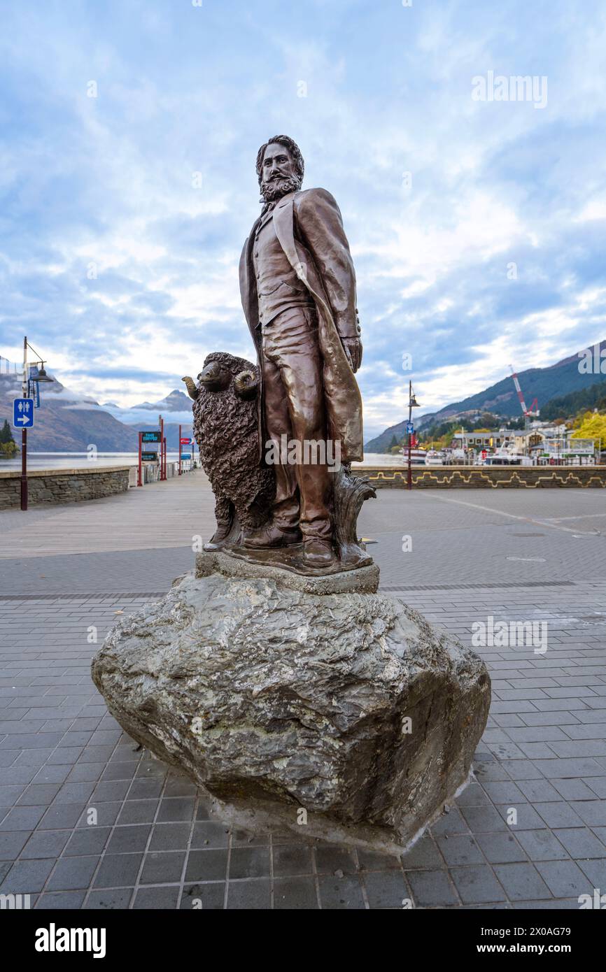 Queenstown, Neuseeland, 3. April 2024: In Bronze gegossene William Rees Form Skulptur des Künstlers Minhal Al Halabi, die Rees neben einem Schaf darstellt. Stockfoto