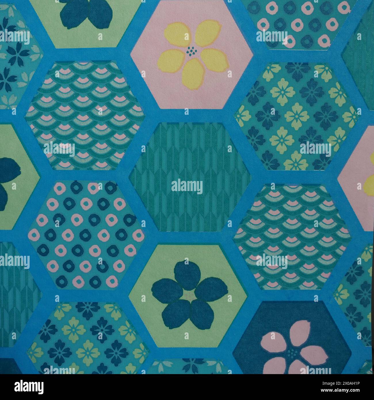Verschiedene traditionelle japanische Muster - florale und geometrische Muster, bläuliche Farben und Gelb Stockfoto