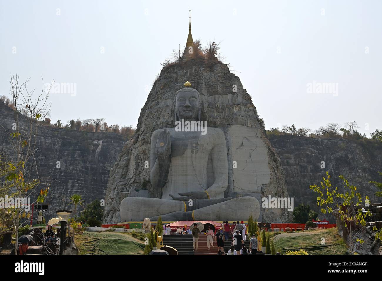 Gigantische Buddha-Skulptur mit Sitz in Luang Pho U-Thong, die in die Klippe des Khao Tham Thiam Hügels in einem ehemaligen verlassenen Steinbruch in der Provinz Suphanburi gehauen wurde Stockfoto