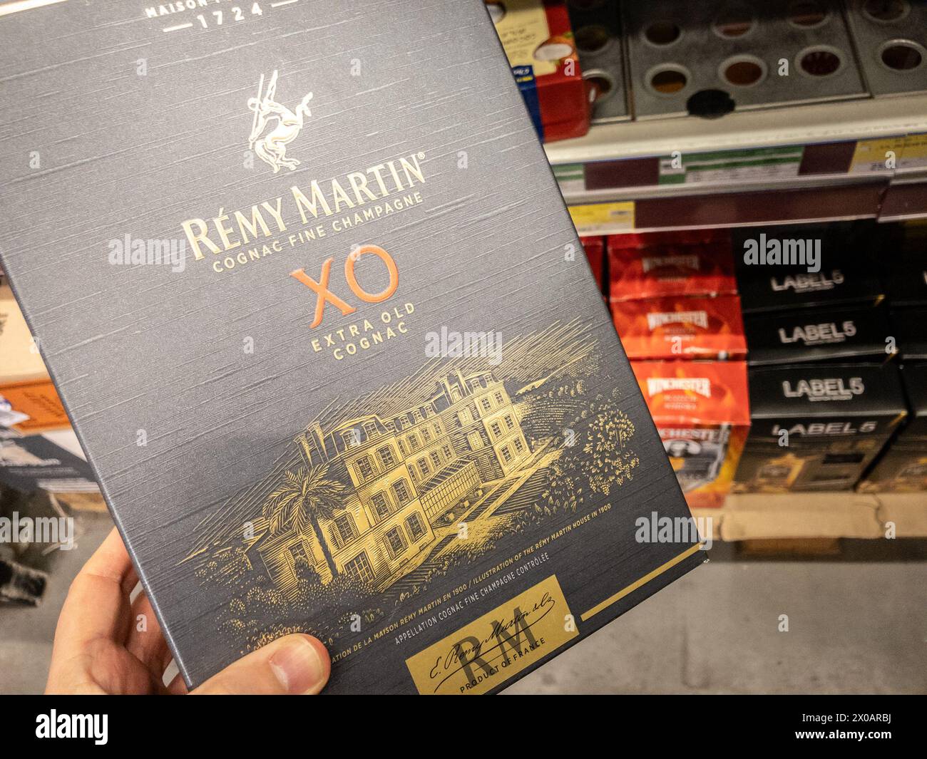 Bild einer Flasche Remy Martin Cognac Fine Champagner zum Verkauf in Belgrad, Serbien. Fine Champagne ist eine Cognac-Mischung aus Eau-de-vie aus dem Grande Stockfoto