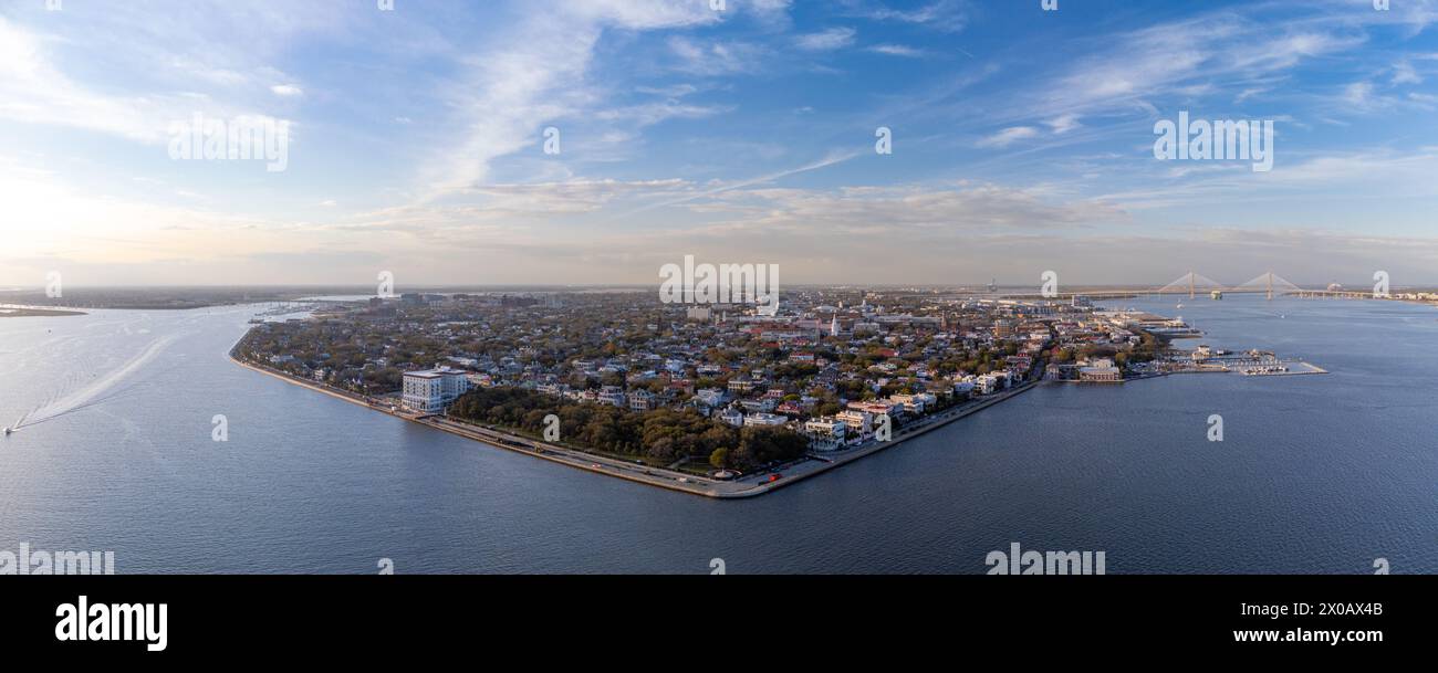 Charleston, South Carolina: Skyline Panorama bei Sonnenuntergang von der Batterie. Stockfoto