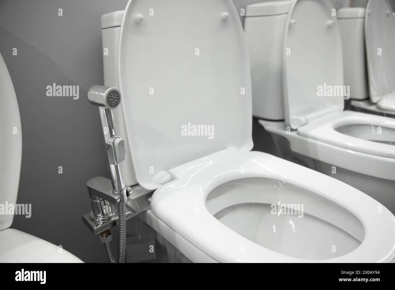 Toilettenschüssel mit Bidet-Duschkopf in einem Haushaltswarenladen Stockfoto