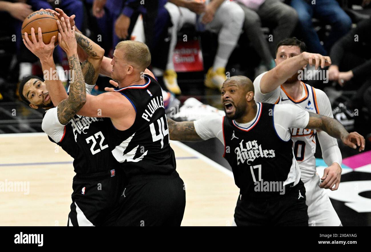 Los Angeles, Usa. April 2024. Los Angeles Clippers Wächter Xavier Moon (22) und Center Mason Plumlee (44) wetteifern um den Ball, wobei P.J. Tucker (17) in der ersten Halbzeit in der Crypto.com Arena in Los Angeles am Mittwoch, den 10. April 2024 gegen das Phoenix Suns Center Jusuf Nurkic (R) reagierte. Foto: Alex Gallardo/UPI Credit: UPI/Alamy Live News Stockfoto