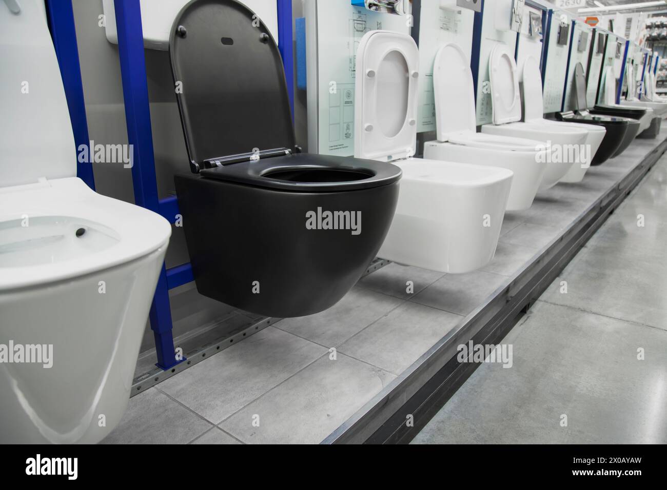 Toilettenschalen in einem Haushaltswarenladen. Neue moderne schwarze Toilette Stockfoto