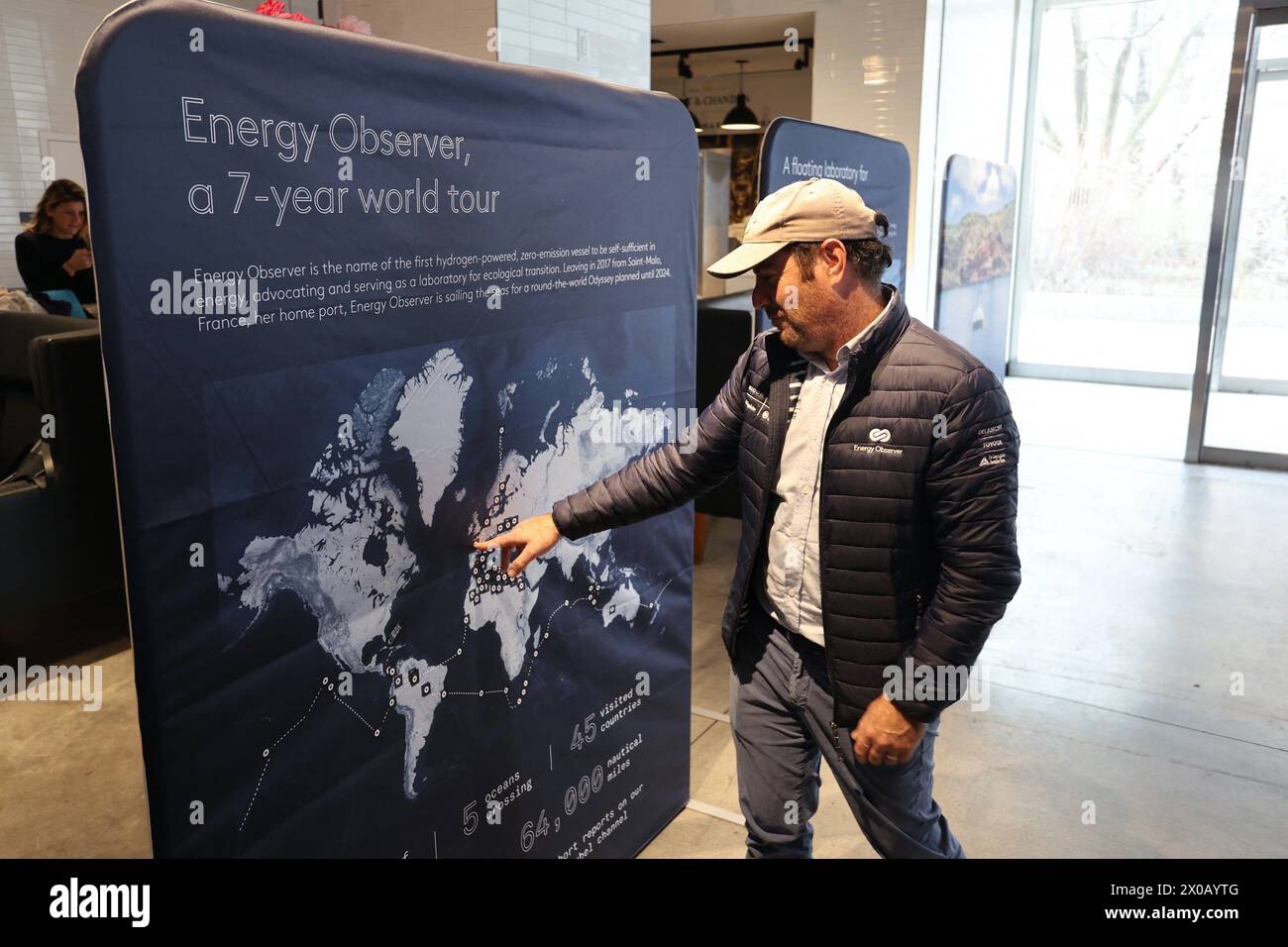 Energy Observer ist der Name eines Bootes, das in der Energie autark ist, mit null Emissionen, null feinen Partikeln und null Lärm, das am 10. April 2024 im Yachthafen North Cove in New York City, NY, USA angedockt wurde. Energy Observer ist ein Projekt, das sich um ein Versuchsschiff und seine Expedition dreht, das vor allem darauf abzielt, konkrete, innovative, und erfolgreiche Lösungen für die Energiewende verließ das Boot im Frühjahr 2017 zu einer Weltreise von 6 Jahren, um seine Technologien zu optimieren und eine Expedition zu leiten, die dauerhafte Lösungen für die Energiewende liefern wird. Foto von Char Stockfoto