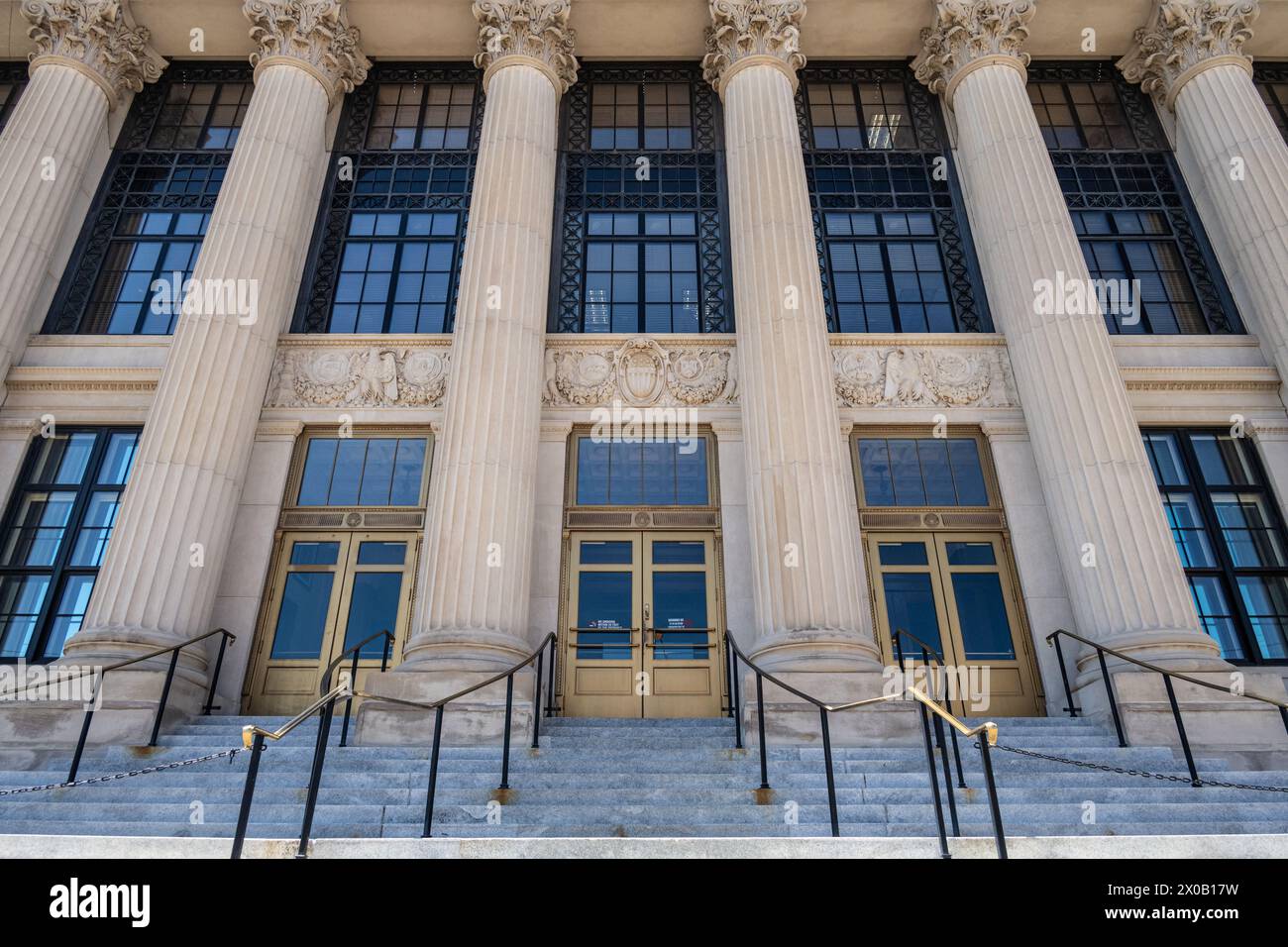 Eintritt zum Ed Edmondson United States Courthouse in der Innenstadt von Muskogee, Oklahoma. (USA) Stockfoto