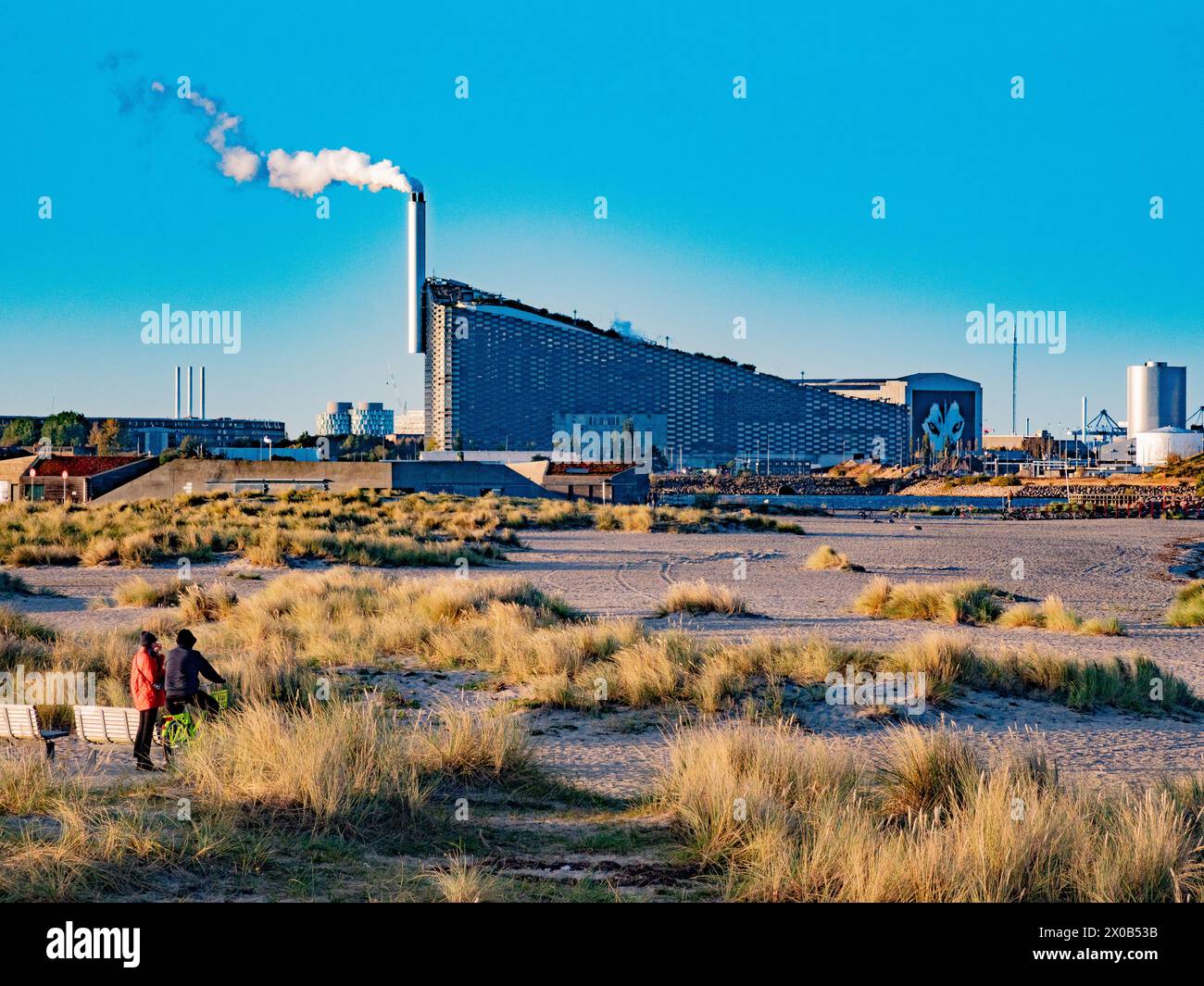 World Building of the Year 2021 CopenHill Heat and Power Waste-to-Energy Power Power Plant Cooling Tower vom Amager Beach aus gesehen Stockfoto