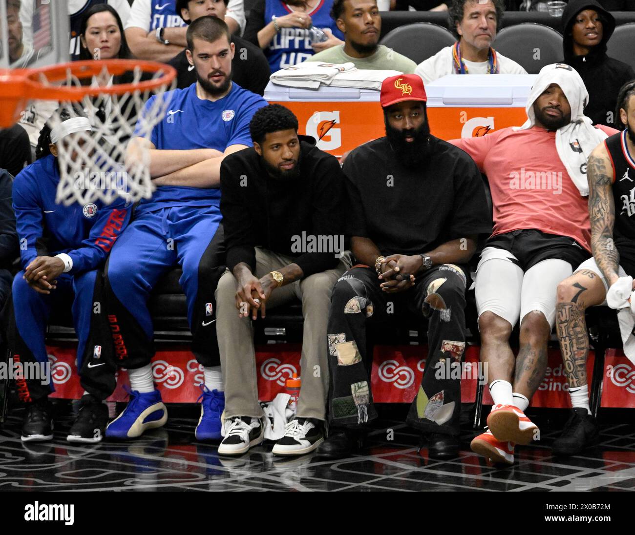 Los Angeles, Usa. April 2024. Los Angeles Clippers (L-R) Ivica Zubac, Paul George, James Harden und P.J. Tucker spielten nicht und die Clippers verloren gegen die Phoenix Suns in der Crypto.com Arena in Los Angeles am Mittwoch, den 10. April 2024. Foto: Alex Gallardo/UPI Credit: UPI/Alamy Live News Stockfoto