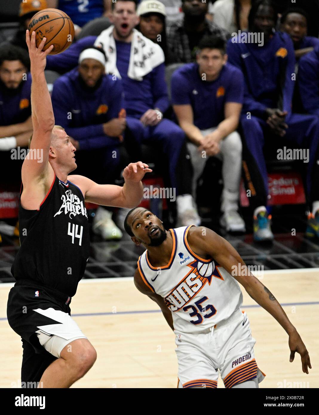 Los Angeles, Usa. April 2024. Los Angeles Clippers Center Mason Plumlee (44) schießt in der zweiten Halbzeit in der Crypto.com Arena in Los Angeles am Mittwoch, den 10. April 2024 über Phoenix Suns nach Kevin Durant (35). Foto: Alex Gallardo/UPI Credit: UPI/Alamy Live News Stockfoto