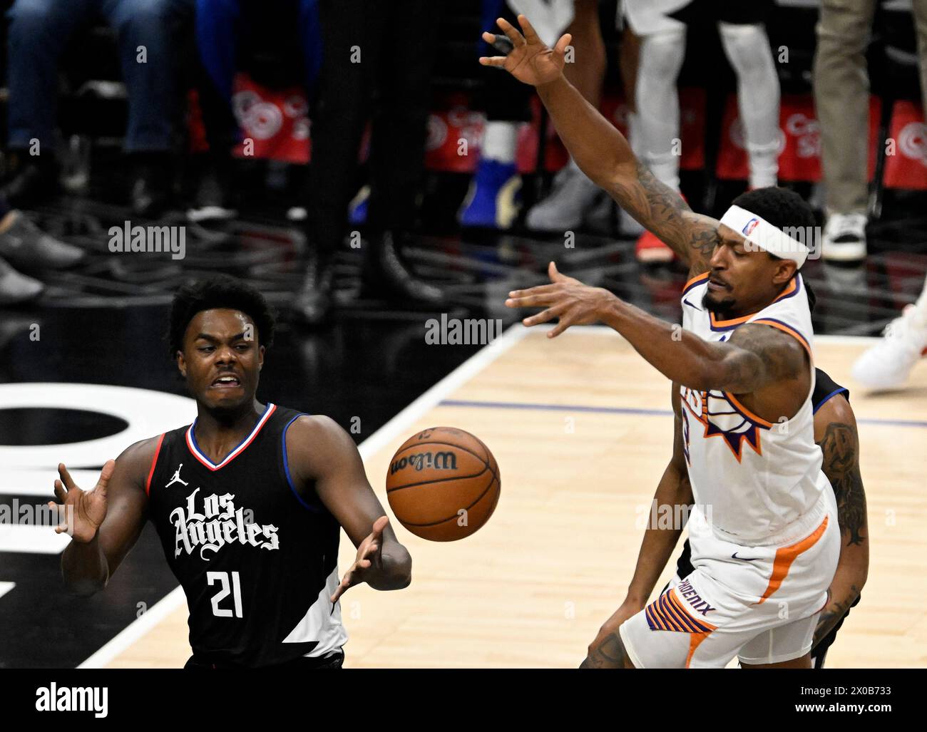 Los Angeles, Usa. April 2024. Bradley Beal (3) verliert den Ball in der zweiten Halbzeit in der Crypto.com Arena in Los Angeles am Mittwoch, den 10. April 2024, an den Los Angeles Clippers Guard Kobe Brown (21). Foto: Alex Gallardo/UPI Credit: UPI/Alamy Live News Stockfoto