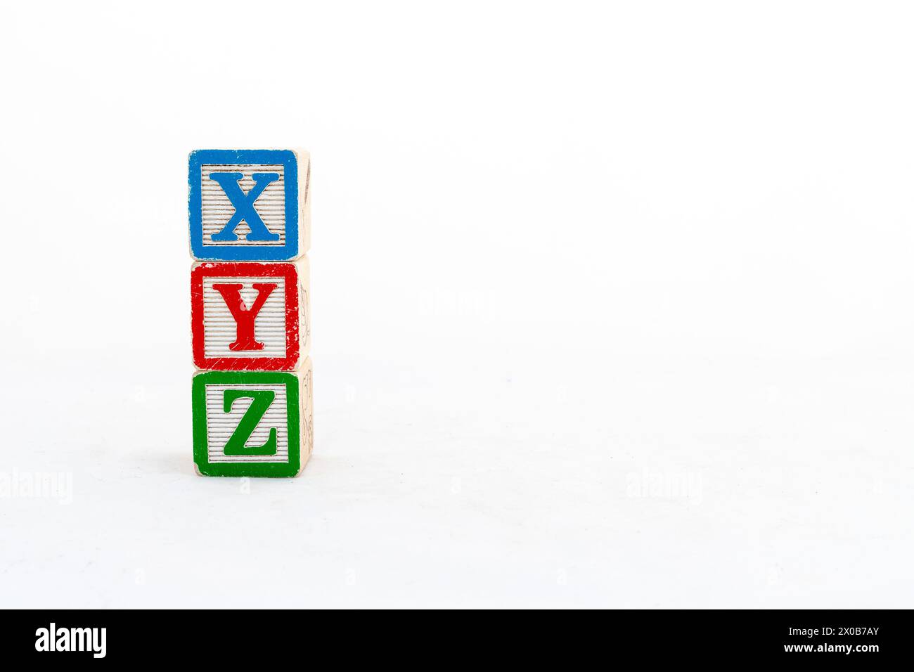 XYZ-Alphabete, gestapelt und isoliert auf weißem Hintergrund mit Kopierraum. Stockfoto