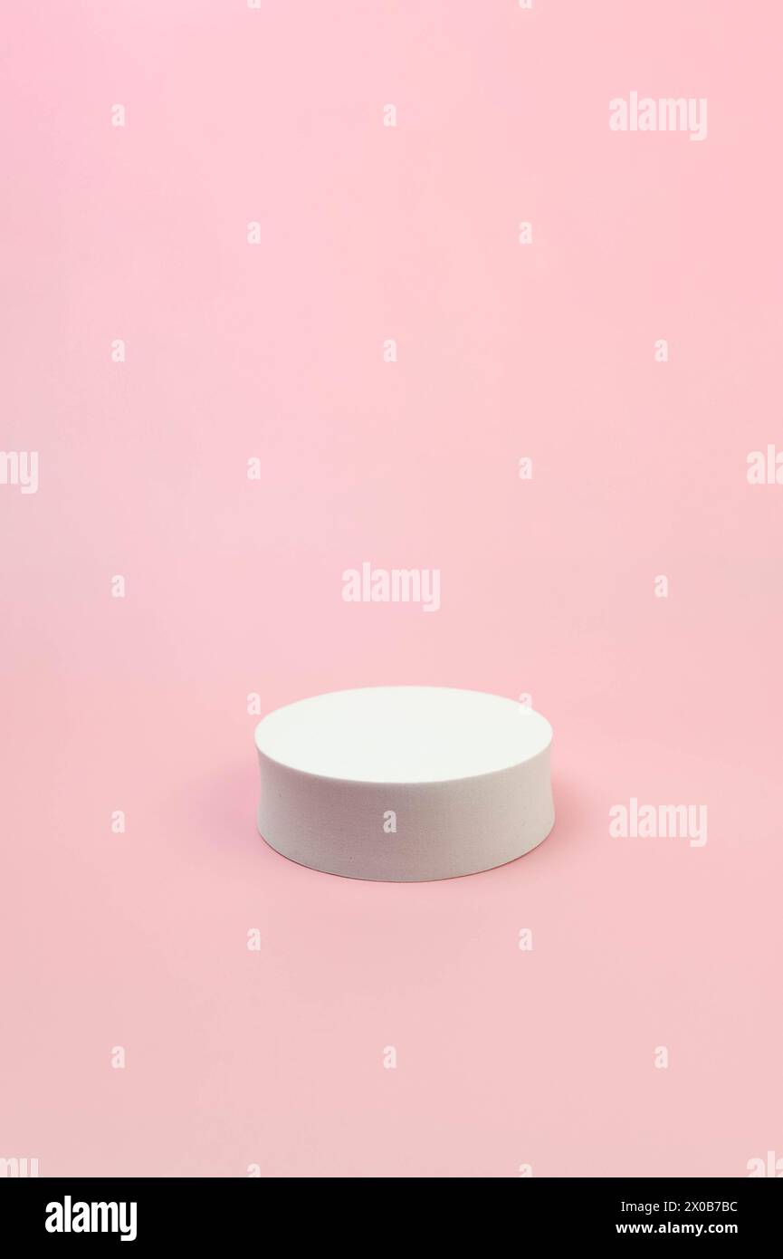 Weißes rundes Podium auf rosafarbenem Hintergrund. Geometrische abstrakte Form für die kosmetische Produktpräsentation. Kopierbereich. Stockfoto