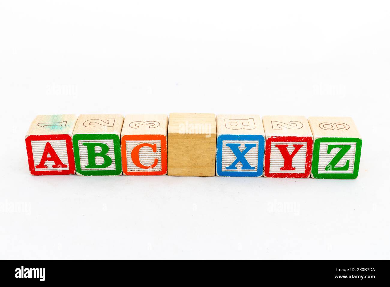 Holzalphabetblöcke ABC und XYZ isoliert auf weißem Hintergrund Stockfoto