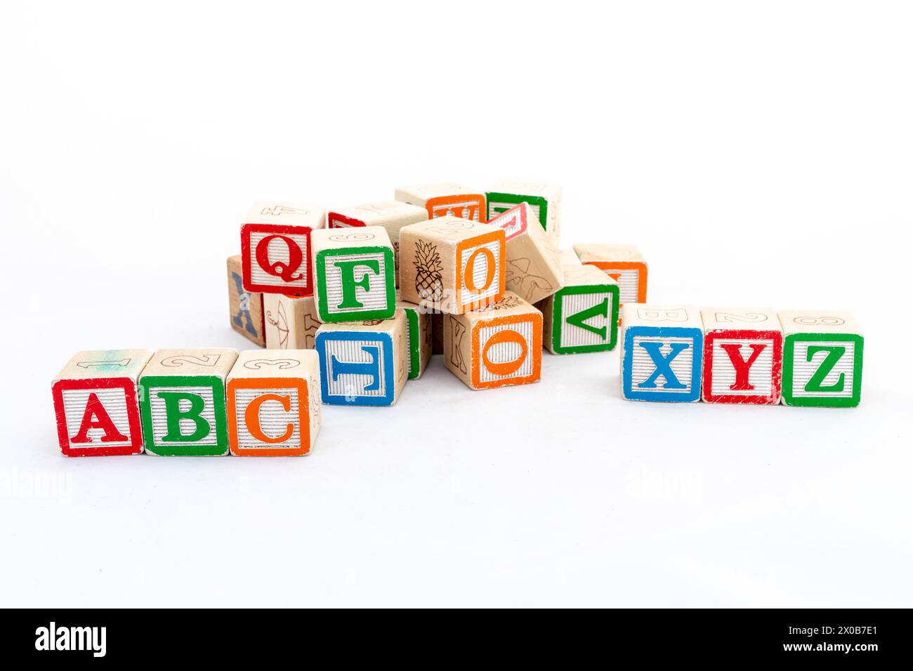 ABC- und XYZ-Alphabetblöcke isoliert auf weißem Hintergrund. Vorschul- und Bildungskonzept. Stockfoto