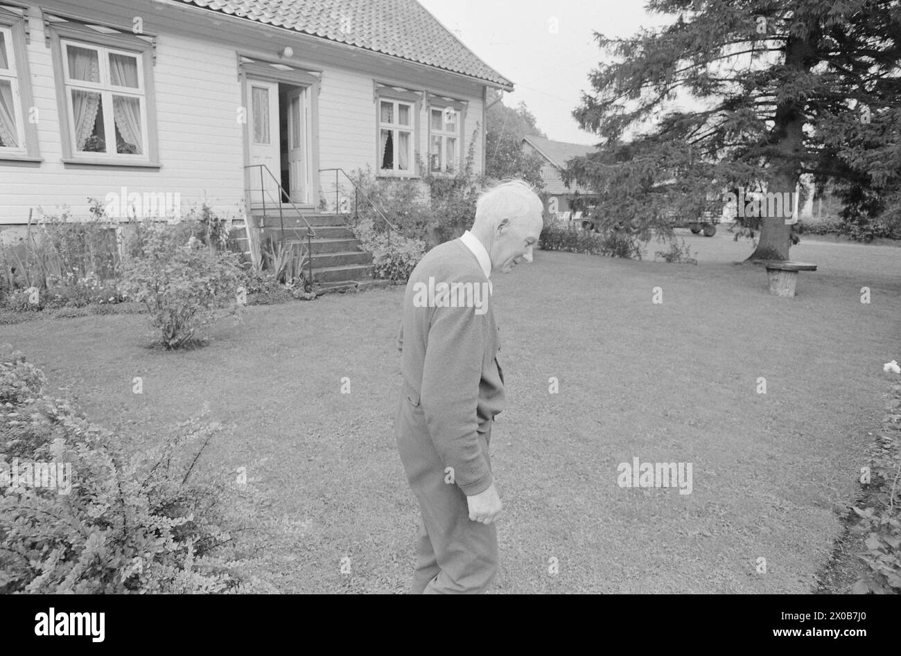 Aktuell 36-2-1973: De Holder kokenDet er er 57 år siden Einar Gerhardsen für første Gang deltok i en valgkamp. Nå er han 75 år, Männer slåss fortatt i fremste linje. Også i andre partier er de gamle med. Kjell Bondevik, 72 år, og Bent Røiseland, 71 år, Spiller viktige Roller i kampen. Aktuell har fulgt hver av dem én dag. Røiseland slappet av hjemme i Holum, tl sønnen kjørte Ham til et kveldsmøte i Vennesla. Foto: Aage Storløkken / aktuell / NTB ***Foto IKKE BILDEBEHANDLET*** dieser Text wurde automatisch übersetzt! Stockfoto