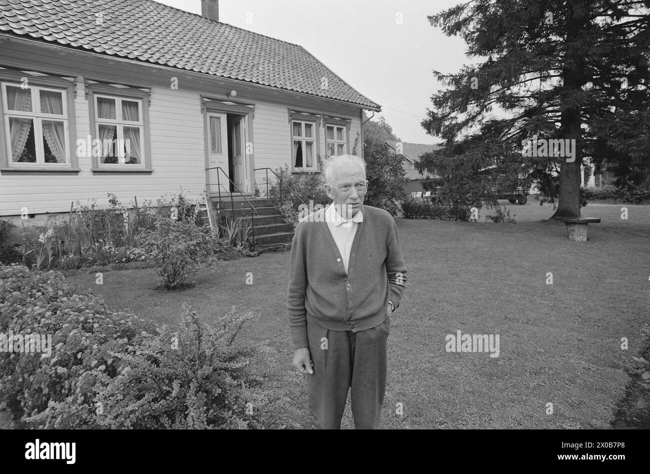 Aktuell 36-2-1973: De Holder kokenDet er er 57 år siden Einar Gerhardsen für første Gang deltok i en valgkamp. Nå er han 75 år, Männer slåss fortatt i fremste linje. Også i andre partier er de gamle med. Kjell Bondevik, 72 år, og Bent Røiseland, 71 år, Spiller viktige Roller i kampen. Aktuell har fulgt hver av dem én dag. Røiseland slappet av hjemme i Holum, tl sønnen kjørte Ham til et kveldsmøte i Vennesla. Foto: Aage Storløkken / aktuell / NTB ***Foto IKKE BILDEBEHANDLET*** dieser Text wurde automatisch übersetzt! Stockfoto