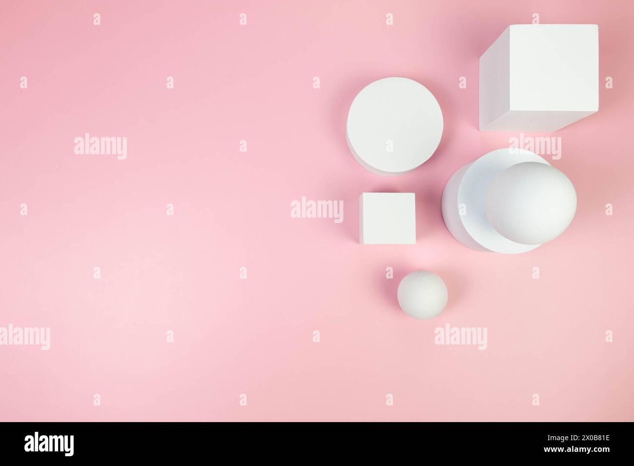 Blick von oben auf weiße runde Podeste, Quadrate, weiße Kugeln auf rosa Hintergrund. Geometrische abstrakte Formen für die kosmetische Produktpräsentation. Stockfoto