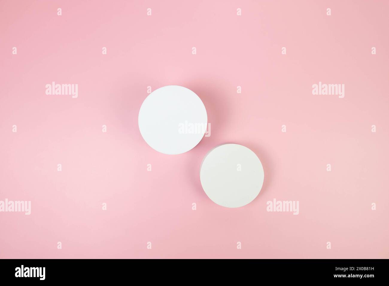 Draufsicht von zwei weißen runden Podesten auf rosa Hintergrund. Geometrische abstrakte Formen für die kosmetische Produktpräsentation. Flache Ladefläche, Kopierraum. Stockfoto