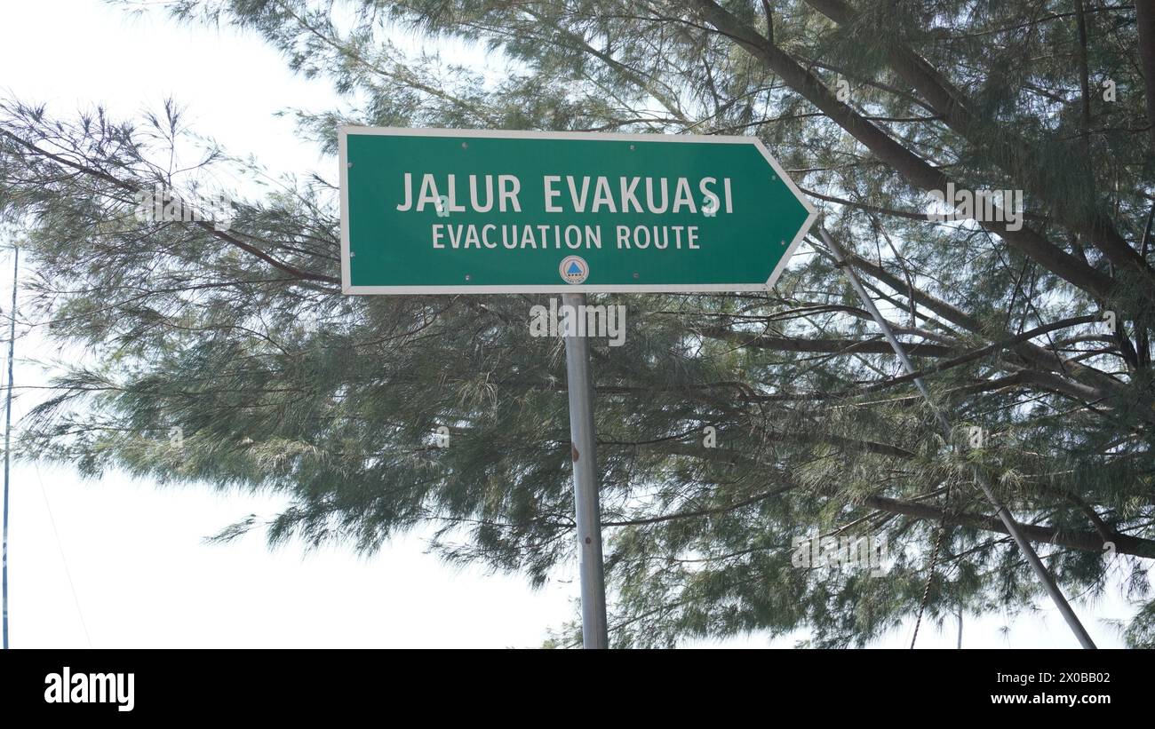 Schild für Evakuierungsrouten am Strand Pasir Putih Situbondo Stockfoto