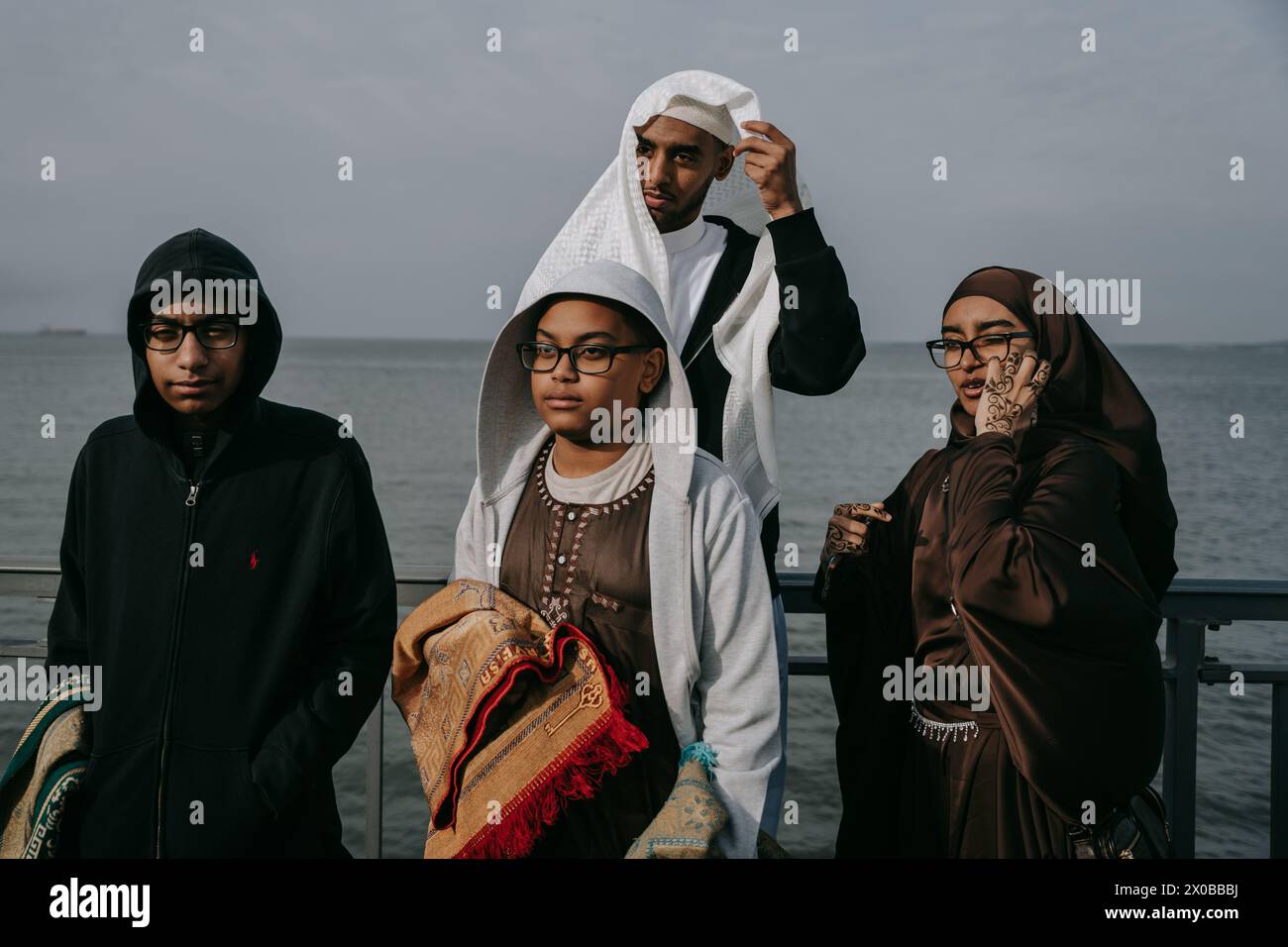 New York, USA. Januar 2018. Tausende muslimischer Gläubiger versammeln sich zu einem Eid Al-Fitr-Gebet in Bay Ridge, Brooklyn. Die Führer der Gemeinschaft ermutigten die Mitglieder der Gemeinschaft, Krieg und Hunger in den überwiegend muslimischen Regionen Gaza, Jemen und Sudan zu berücksichtigen und die normalerweise üppigen Feiern, die das Ende des Ramadan-Fasten markieren, abzuschwächen. (Credit Image: © Olga Fedorova/SOPA images via ZUMA Press Wire) NUR REDAKTIONELLE VERWENDUNG! Nicht für kommerzielle ZWECKE! Stockfoto