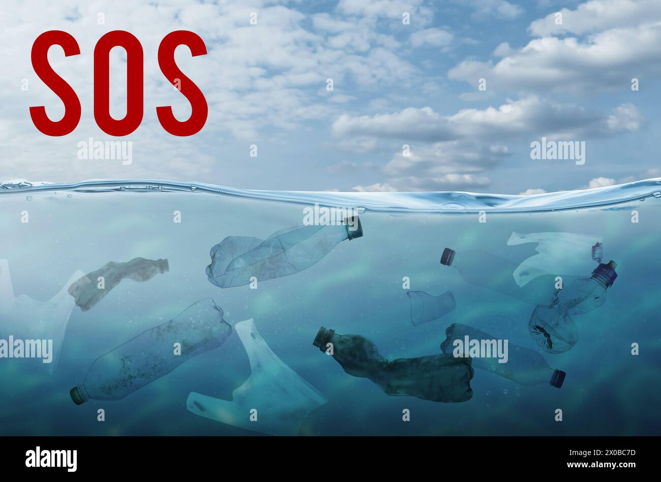 Wort SOS und Plastikmüll im Ozean. Meeresverschmutzung Stockfoto