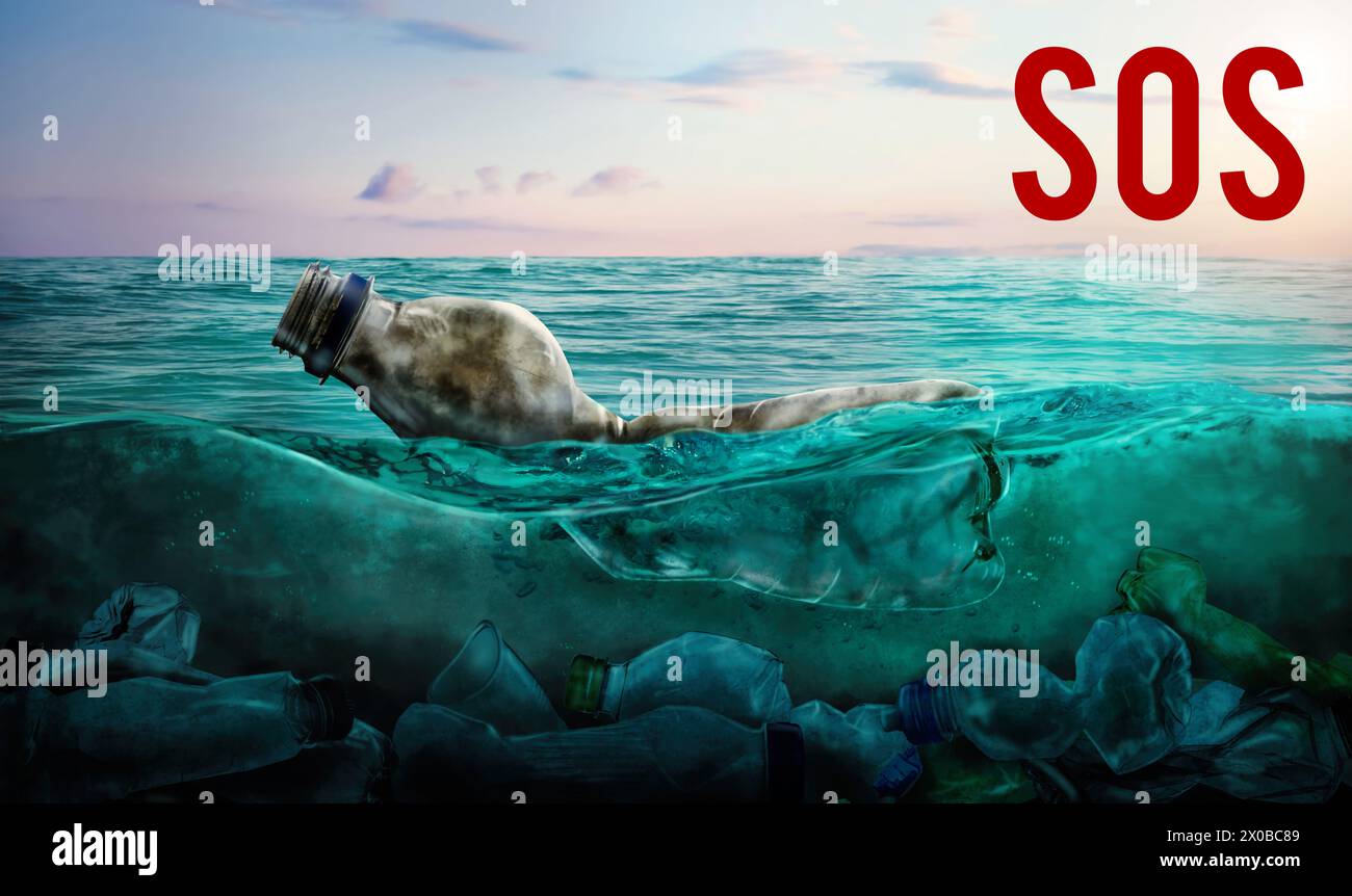 Wort SOS und Plastikmüll im Ozean. Meeresverschmutzung Stockfoto