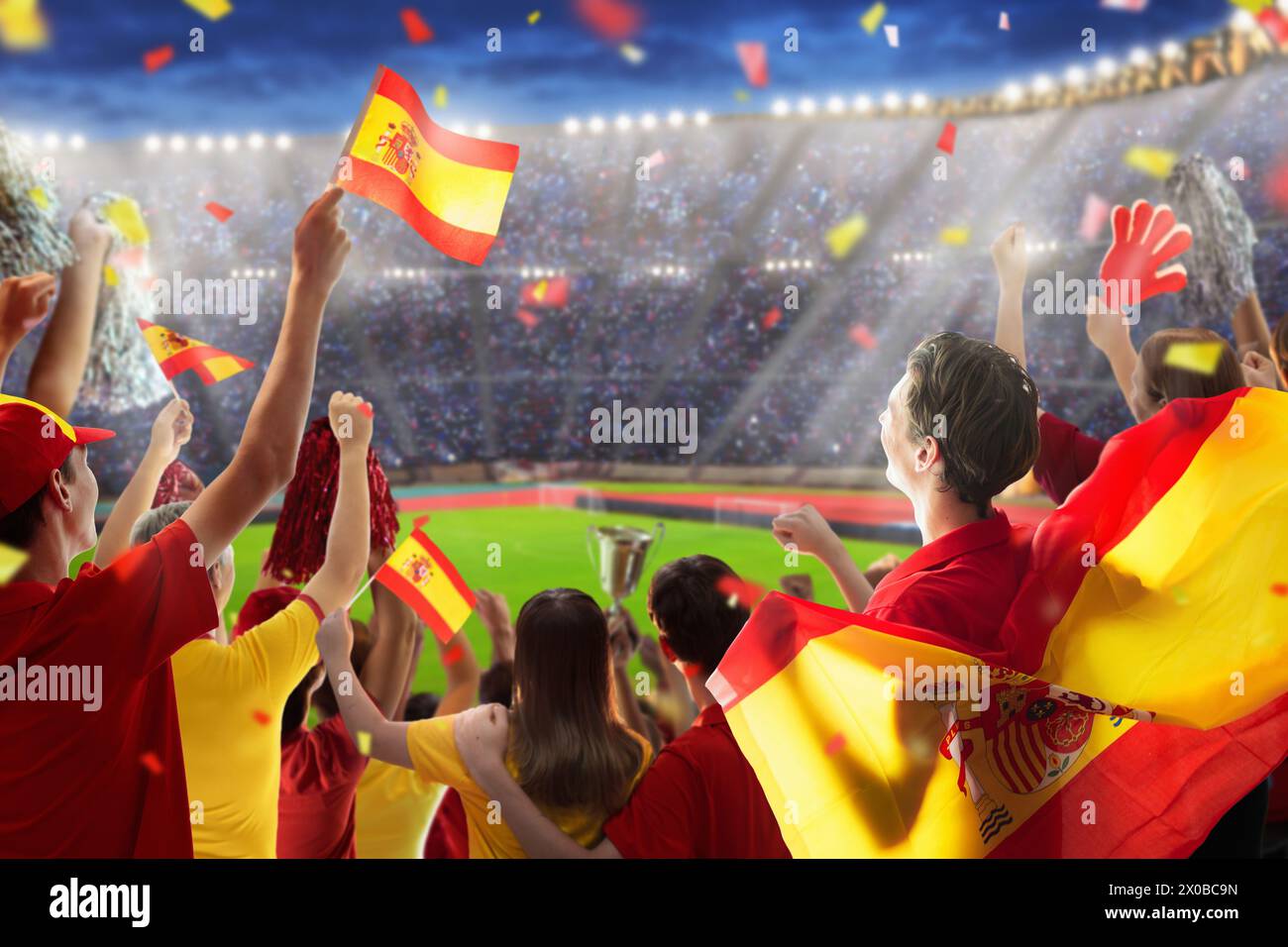 Spanien Fußballfan auf Stadion. Spanische Fans auf dem Fußballplatz beobachten Mannschaftsspielen. Gruppe von Anhängern mit Flagge und Nationaltrikot jubeln Stockfoto