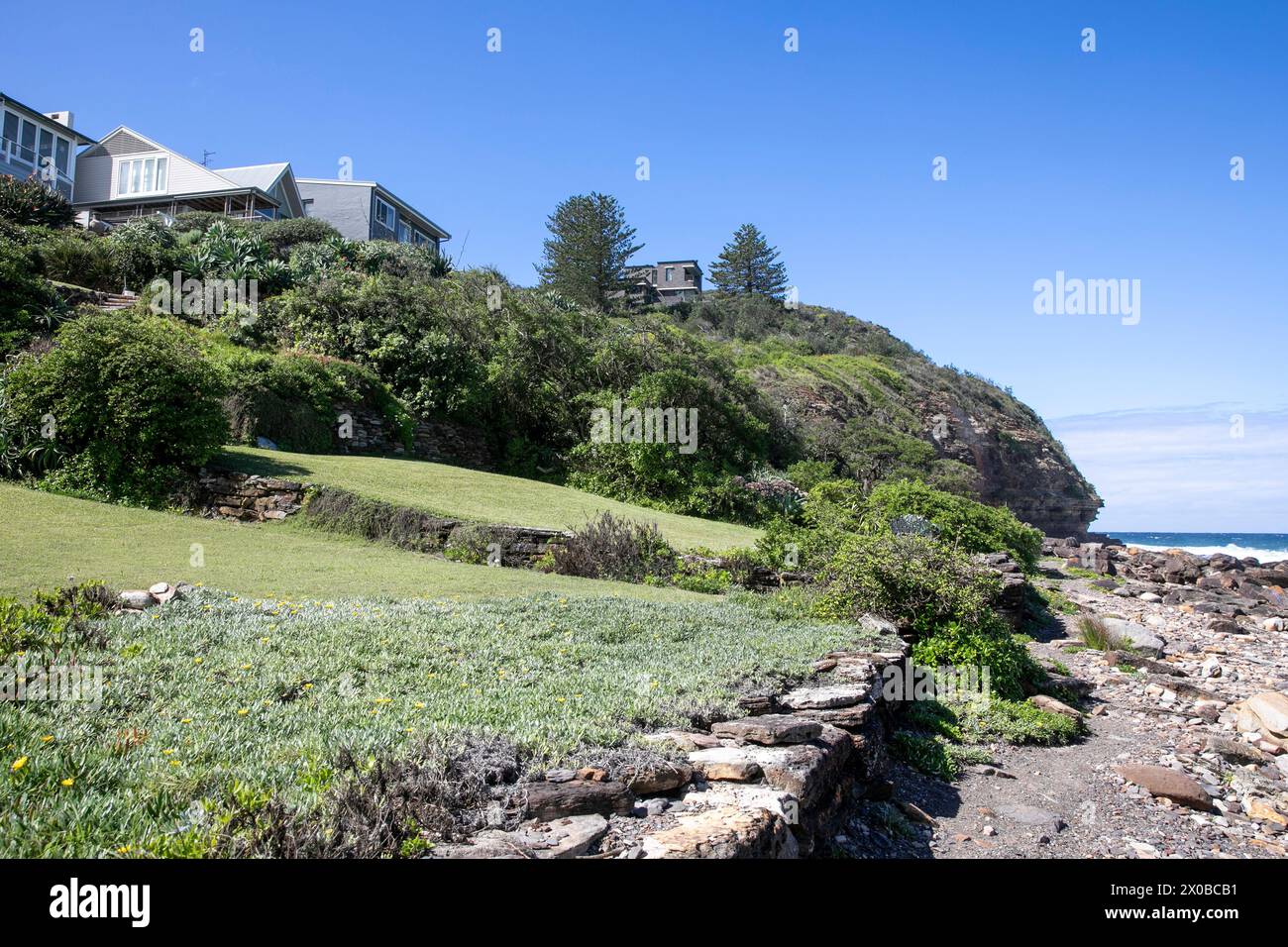 Häuser mit Blick auf die Küste am Avalon Beach in Sydney, NSW, Australai Stockfoto